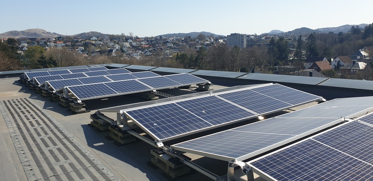 Solcelleanlegg på taket til kontorbygg i Sandnes