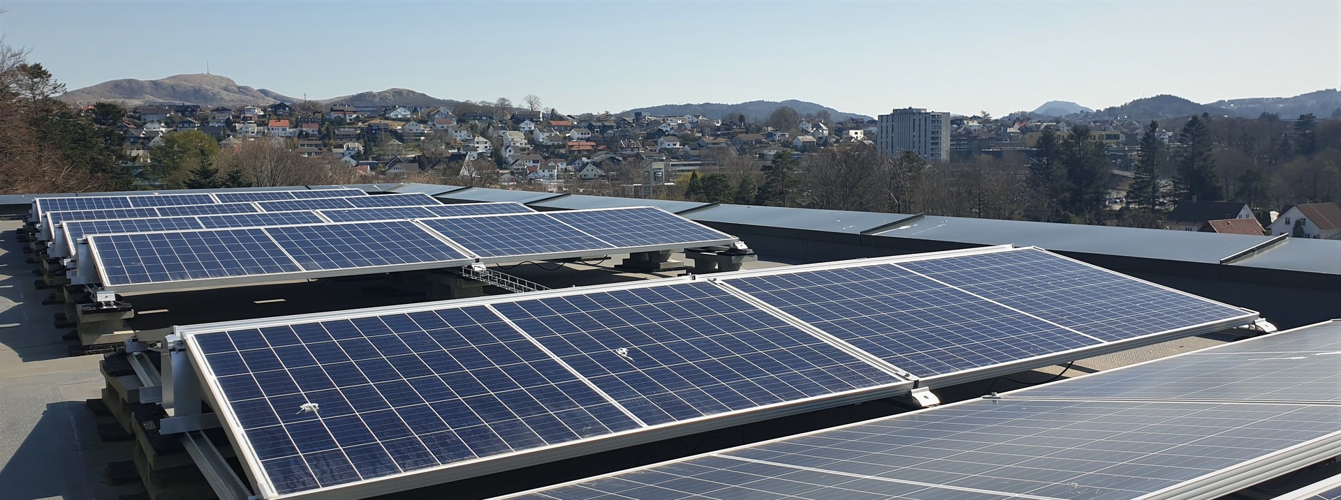 Solcelleanlegg installert på taket til et kontorbygg i Sandnes