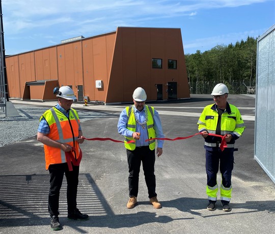 Ordfører i Strand, Bjørn Aril Veland, klipper snoren for å markere at nye Veland transformatorstasjon er satt på drift. 