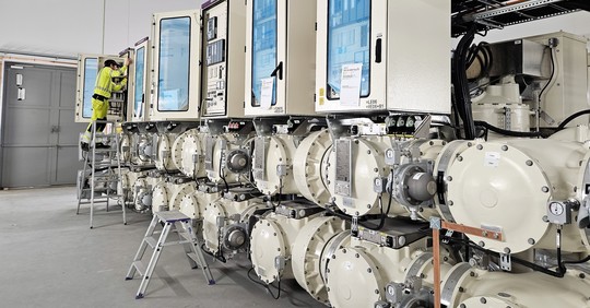 Ansatt i Siemens utfører målinger og tester på anlegget før driftssettelse