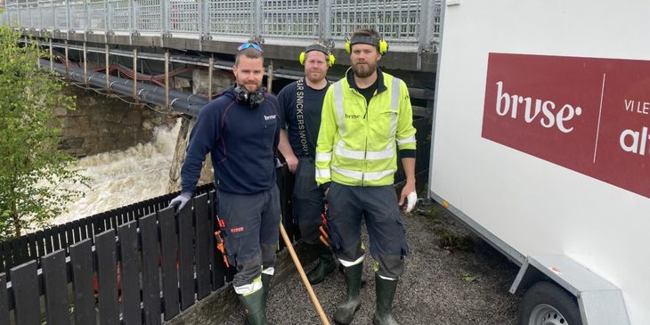 Montører fra Bruse i arbeid for å sikre bredbåndsleveranser i Hallingdal.