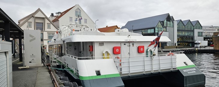Hurtigbåten Medstraum lades ved kaien på Fiskepiren i Stavanger. 