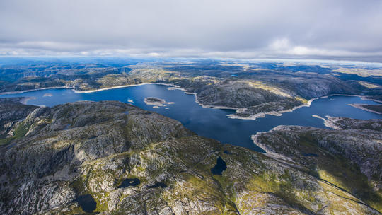 Lyngsvatn vannmagasin i Lyseheiene bidrar til fornybar energiproduksjon. Foto: Kristofer Ryde.