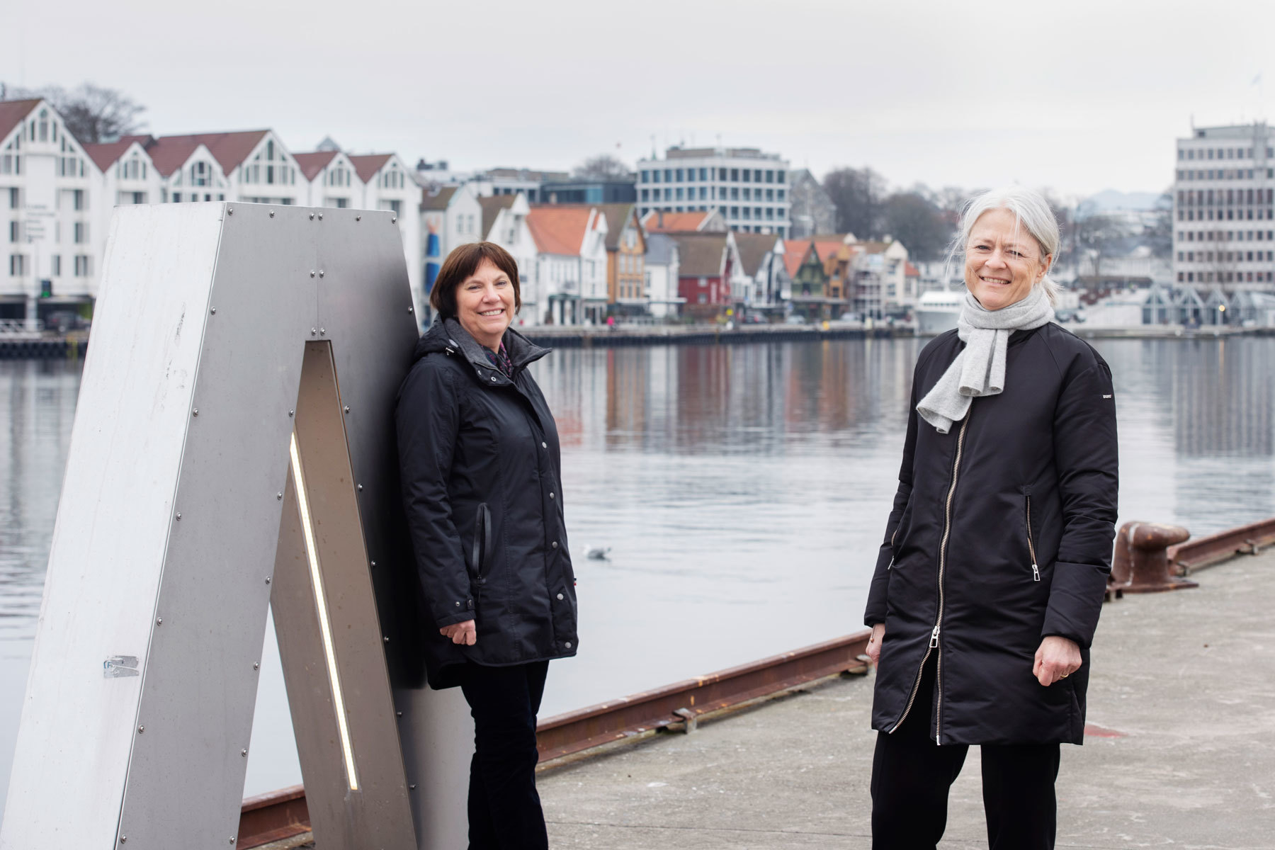 Grethe Høiland og Merete Eik ved anlegg for landstrøm i Stavanger sentrum