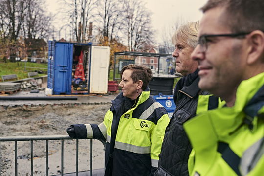 Hege Monsen-Wiggins, Leiv Molven, og Aleksander Dåsvand ved anleggsområdet på Storhaug. (Foto: Kristofer Ryde)