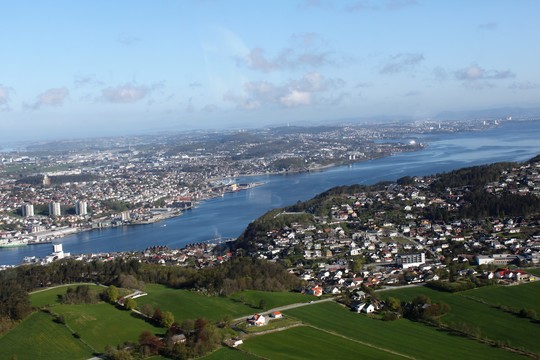 Flyfoto over Gandsfjorden med Nord-Jæren i bakgrunnen. 