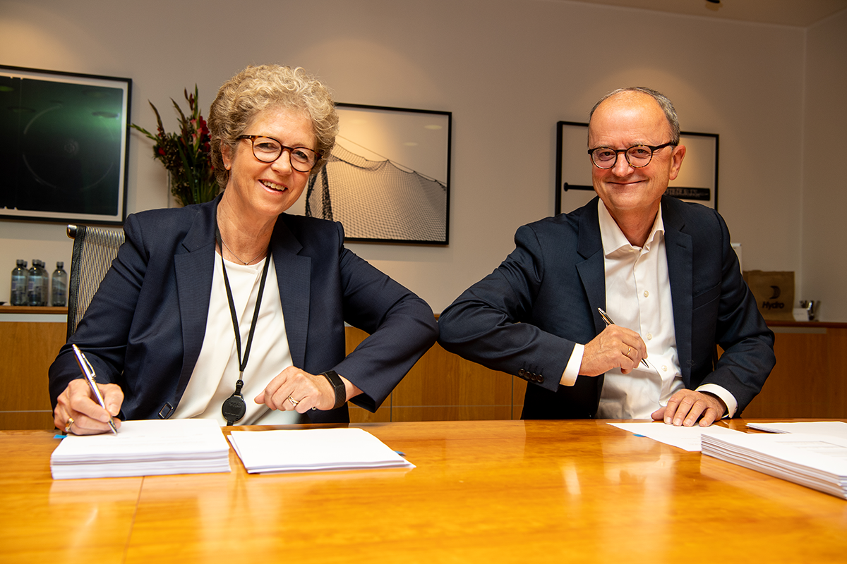 Hilde Merete Aasheim konsernsjef i Hydro og Eimund Nygaard konsernsjef i Lyse signerte i dag avtale om et felles vannkraftselskap. (Foto: Hydro/Halvor Molland)