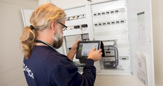 Installering av ny automatisk strømmåler i sikringsskap. Foto: Espen Mills, Lyse