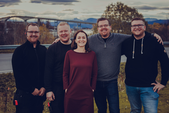 Fra venstre, Anders Bakke, Marina Grinblat, Tom Nikolaisen og Nathaniel Johnsen fra Senja har nå blitt lokalkontor i Signal Bredbånd
