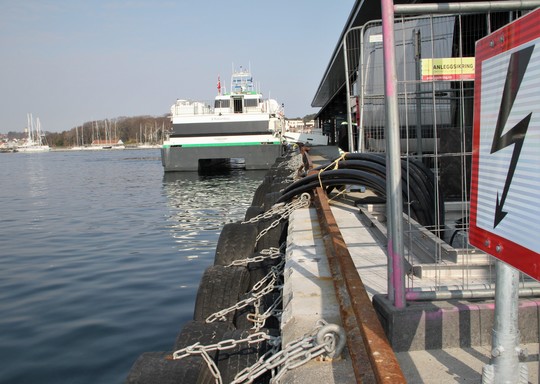 Et skilt varsler om ladepunkt ved kaien i Stavanger der hurtigbåtene legger til kai