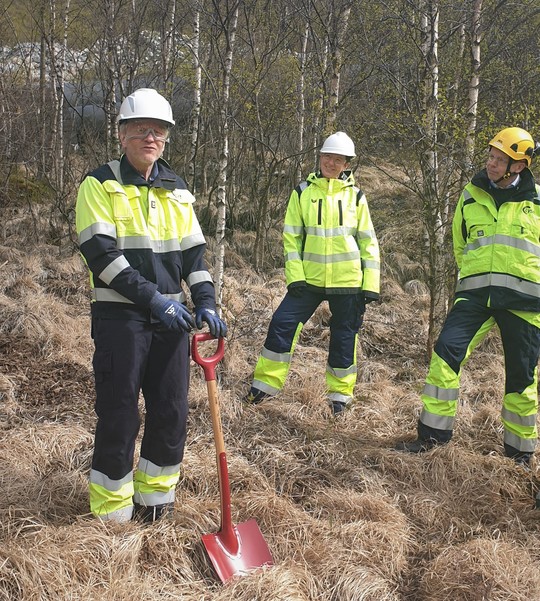 Ordfører Frode Fjeldsbø med spade, Rannveig Eidem Norfolk i Lnett og Bjørn Honningsvåg i Lyse Kraft DA under markering av byggestart. 
