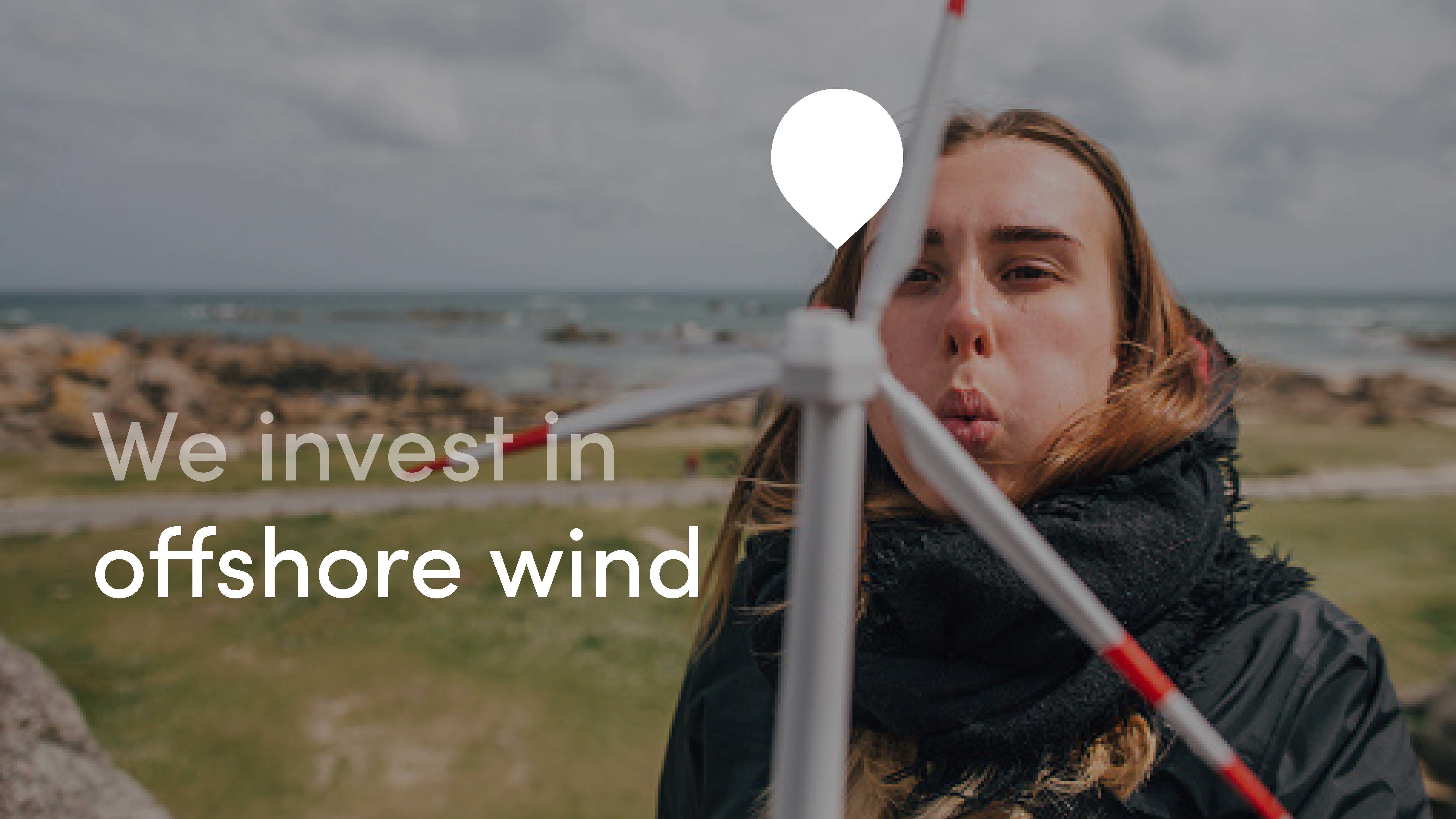 Kvinne blåser mot vindmølle