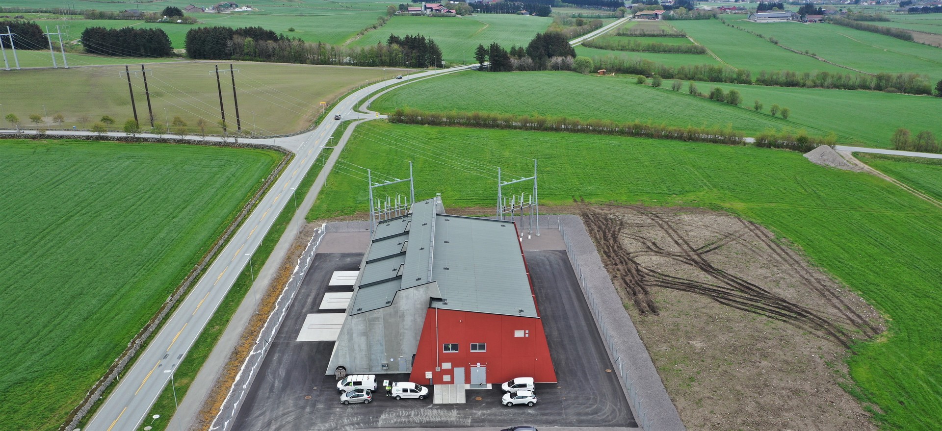 Dronefoto av nye Opstad transformatorstasjon med grønne marker omkring